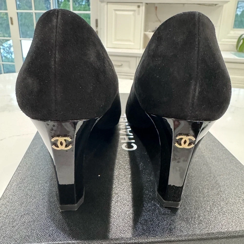 Chanel CC Logo Black Suede & patent gold CC logo Heel Round Toe Pumps EU 37